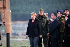 Thủ tướng Đức Angela Merkel (trái) gặp các binh sỹ Đức tại thành phố Kahramanmaras. (Ảnh: AFP/TTXVN)