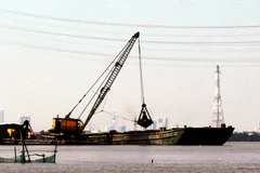 Nạo vét luồng Soài Rạp. (Ảnh: Hoàng Hải/TTXVN)