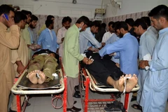 Bác sỹ khám nghiệm tử thi hai cảnh sát thiệt mạng trong đọ súng gữa cảnh sát và các tay súng tại Quetta, tây nam Pakistan ngày 27/7 vừa qua. (Ảnh: THX/TTXVN)