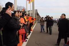 Cán bộ Đại Sứ quán, kiều bào đón Chủ tịch nước tại sân bay quân sự Berlin. (Ảnh: Đức Chung/Vietnam+) 