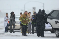Sơ tán các con tin khỏi trung tâm kế hoạch hóa gia đình ở Colorado Springs sau vụ xả súng. (Anh: AFP/TTXVN)