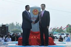 Thủ tướng Nguyễn Tấn Dũng (bên phải) và Thủ tướng Hun Sen tại buổi lễ khánh thành Cột mốc 275 trên biên giới đất liền Việt Nam-Campuchia. (Ảnh: Trọng Đức/TTXVN)