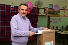 Bộ trưởng Quốc phòng Argentina Agustin Rossi bỏ phiếu tại một điểm bầu cử ở Rosario, tỉnh Santa Fe ngày 25/10. (Ảnh: THX/TTXVN)