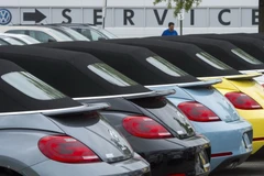 Xe Volkswagen Beatle bày bán tại đại lý ở Woodbridge, bang Virginia, Mỹ ngày 29/9 vừa qua. (Ảnh: AFP/TTXVN)