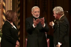 Thủ tướng Ấn Độ Narenda Modi (giữa), Chủ tịch Thượng viện Anh Baroness D'Souza (trái) và Chủ tịch Hạ viện Anh John Bercow tại phiên họp Quốc hội ở thủ đô London ngày 12/11. (Ảnh: AFP/TTXVN)