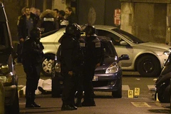 Cảnh sát đặc nhiệm Pháp làm nhiệm vụ tại hiện trường một vụ tấn công khủng bố ở Bichat, trung tâm Paris ngày 13/11. (Ảnh: AFP/TTXVN)