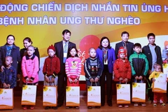 Trao quà cho bệnh nhi ung thư tại lễ phát động nhắn tin tổ chức ngày 8/12 vừa qua. (Ảnh: Dương Ngọc/TTXVN)