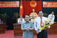Bí thư Tỉnh ủy Cà Mau Dương Thanh Bình (bên trái) tặng hoa chúc mừng tân Phó Chủ tịch UBND tỉnh Cà Mau Lâm Văn Bi. (Nguồn: camau.gov.vn)