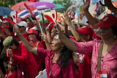 Một cuộc tuần hành của phe Áo Đỏ ở ngoại ô thủ đô Bangkok. (Ảnh: AFP/TTXVN)
