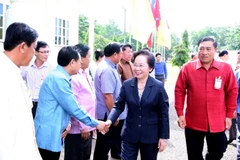  Lãnh đạo tỉnh Vientiane đón Phó Chủ tịch nước Nguyễn Thị Doan. (Ảnh: Thống Nhất/TTXVN)