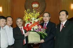 Ông Nguyễn Thiện Nhân, Ủy viên Bộ Chính trị, Chủ tịch Ủy ban Trung ương MTTQ Việt Nam tiếp các lãnh đạo Thông tấn xã Việt Nam đến chúc mừng. (Ảnh: Nguyễn Dân/TTXVN)