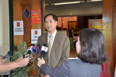 Ông Henry Đặng, phụ trách công tác đối ngoại của UGVF, trả lời phỏng vấn báo chí. (Ảnh: Bích Hà/Vietnam+)