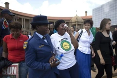 Công chúng xếp hàng viếng ông Nelson Mandela lần cuối