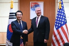 Đặc phái viên của Hàn Quốc về các vấn đề hòa bình và an ninh trên bán đảo Triều Tiên Lee Do-hoon (trái) và Đặc phái viên của Mỹ về Triều Tiên Stephen Biegun (phải) trong cuộc gặp tại thủ đô Seoul, Hàn Quốc ngày 10/9. (Nguồn: AFP/TTXVN)