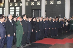 Các đồng chí lãnh đạo, nguyên lãnh đạo Đảng, Nhà nước chuẩn bị vào viếng nguyên Tổng Bí thư Đỗ Mười. Ảnh: TTXVN