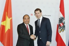 Thủ tướng Áo Sebastian Kurz đón Thủ tướng Nguyễn Xuân Phúc. (Ảnh: Thống Nhất/TTXVN)