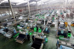 Dây chuyền sản xuất giày, dép xuất khẩu. (Ảnh: Danh Lam/TTXVN)