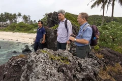 Đoàn chuyên gia khảo sát tại đảo Lớn và đảo Bé (Lý Sơn) và vùng phụ cận Bình Châu, huyện Bình Sơn... (Ảnh: Phước Ngọc/TTXVN)