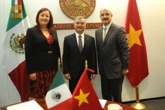 Đại sứ Nguyễn Hoài Dương, thượng nghị sỹ Cora Cecilia Pinedo Alonso và thượng nghị sỹ Ricardo Ahueo Bardahuil. (Ảnh: Việt Hùng/Vietnam+)