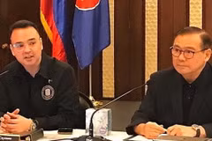Ông Alan Peter Cayetano (trái) và ông Teodoro Locsin (phải) tại một cuộc họp báo ở New York, Mỹ. (Nguồn: CNN Philippines/TTXVN)
