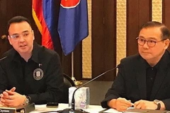 Ông Alan Peter Cayetano (trái) và ông Teodoro Locsin (phải) tại một cuộc họp báo ở New York, Mỹ. (Nguồn: CNN Philippines/TTXVN)