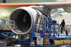Nhân viên kỹ thuật của Airbus lắp ráp các linh kiện máy bay tại nhà máy ở Toulouse, Pháp. (Nguồn: AFP/TTXVN)