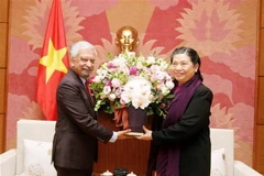 Phó Chủ tịch Quốc hội Tòng Thị Phóng tặng hoa chúc mừng đoàn Trưởng đại diện các tổ chức Liên hợp quốc tại Việt Nam. (Ảnh: Nguyễn Dân/TTXVN)