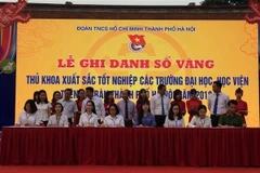 Các thủ khoa xuất sắc ghi danh Sổ vàng. (Ảnh: Kim Anh/TTXVN)