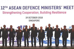 Trưởng đoàn các nước tại hội nghị ADMM chụp ảnh chung. (Ảnh: Xuân Vịnh/TTXVN)