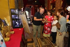 Khách tham quan các sản phẩm thủ công các làng nghề. (Ảnh: Thành Đạt/TTXVN)