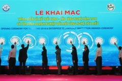 Các đại biểu bấm nút khai mạc sự kiện. (Ảnh: Ánh Tuyết/TTXVN)