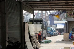 Chợ Long Biên hoạt động không mấy nhộn nhịp, giảm lượng người và xe vận chuyển hàng hóa. (Ảnh: Nguyễn Văn Cảnh/TTXVN)