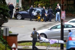 Cảnh sát và nhân viên y tế Mỹ được triển khai tại hiện trường vụ nổ súng ở Đồi Squirrel, thành phố Pittsburgh. (Nguồn: AP/TTXVN)