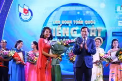Ban tổ chức trao giải Nhất cho các thí sinh thuộc Liên chi hội Nhà báo báo Người đại biểu nhân dân. (Ảnh: Minh Quyết/TTXVN)