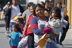 Người di cư được lệnh di chuyển khỏi trại tị nạn ở bang Texas, Mỹ. (Nguồn: AFP/TTXVN)