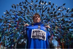 Nạn nhân lạm dụng tình dục trẻ em Carolyn Unwin đứng trên bãi cỏ phía trước của Tòa nhà Quốc hội ở Canberra. (Nguồn: AFP/Getty)