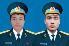 Phi công Đào Văn Long (phải) và phi công Lê Xuân Trường. (Ảnh: TTXVN phát)