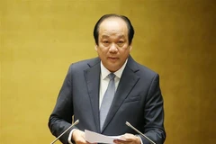 Bộ trưởng, Chủ nhiệm Văn phòng Chính phủ Mai Tiến Dũng thừa ủy quyền của Thủ tướng Chính phủ, trình bày Tờ trình về dự án Luật Dân quân tự vệ (sửa đổi). (Ảnh: Dương Giang/ TTXVN)