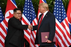 Tổng thống Mỹ Donald Trump (phải) và nhà lãnh đạo Triều Tiên Kim Jong-un tại hội nghị thượng đỉnh lần đầu tiên ở Singapore ngày 12/6/2018. (Ảnh: AFP/ TTXVN)