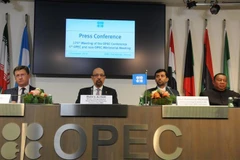 Bộ trưởng Năng lượng Saudi Arabia Khalid al-Falih (thứ 2, trái) tại Hội nghị các nước xuất khẩu dầu mỏ (OPEC) và các nước ngoài OPEC ở Vienna, Áo ngày 7/12/2018. (Ảnh: THX/TTXVN)