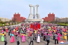 Người dân Triều Tiên múa hát tại một lễ kỷ niệm ở Bình Nhưỡng. (Nguồn: YONHAP/TTXVN)