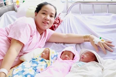 Sản phụ Lâm Thị Ánh N. và 3 bé sơ sinh đang tại Bệnh viện Phụ sản Cần Thơ. (Ảnh: TTXVN phát)