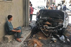 Hiện trường một vụ đánh bom ở Tripoli, Libya ngày 17/4. (Ảnh: THX/TTXVN)