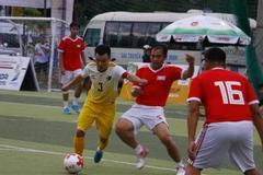 Trận đấu giữa CLB phóng viên thể thao TP Hồ Chí Minh gặp Đài PTTH Vĩnh Long. (Ảnh: Thanh Liêm - TTXVN)