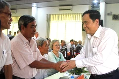 Ông Trần Thanh Mẫn, Bí thư Trung ương Đảng, Chủ tịch Ủy ban Trung ương MTTQ Việt Nam gặp gỡ bà con nhân dân theo đạo Phật giáo Hòa Hảo trước buổi đối thoại. (Ảnh: Công Mạo/TTXVN)