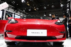 Một mẫu xe của Tesla được trưng bày tại Triển lãm Ôtô Quốc tế Thượng Hải, Trung Quốc ngày 17/4. (Ảnh: THX/TTXVN)