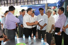 Ông Khuất Việt Hùng, Phó Chủ tịch chuyên trách Ủy ban An toàn giao thông Quốc gia đến thăm hỏi, động viên gia đình nạn nhân Nguyễn Thị Trợ ở ấp Suối Cao A, xã Phước Đông, huyện Gò Dầu. (Ảnh: Lê Đức Hoảnh/TTXVN)