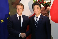 Tổng thống Pháp Emmanuel Macron (trái) và Thủ tướng Nhật Bản Shinzo Abe tại cuộc gặp ở Tokyo ngày 26/6/2019. (Ảnh: AFP/TTXVN)