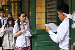 Thí sinh làm thủ tục vào phòng thi để nghe phổ biến quy chế thi tại điểm thi Trường trung học phổ thông Trưng Vương, Quận 1. (Ảnh: Xuân Dự/TTXVN)