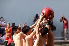 Pha tranh cầu quyết liệt của các đội tại Lễ hội vật cầu truyền thống đình Thúy Lĩnh. (Ảnh: Anh Tuấn/TTXVN)